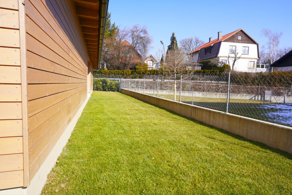Allgemeiner Gartenbereich an der Ostseite – Grüner Rückzugsort